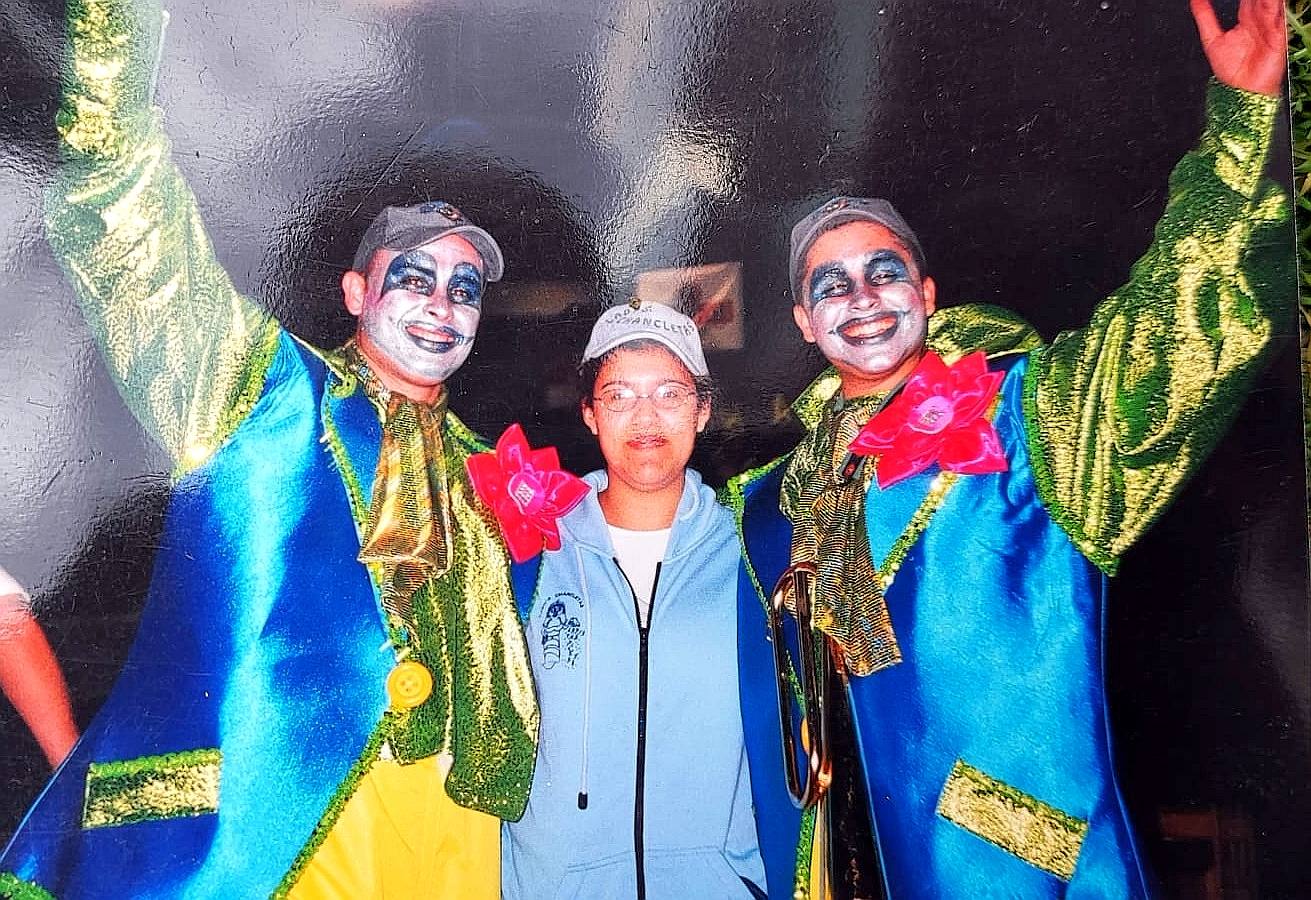 Josué Quevedo enfundando en el disfraz de Los Chancletas en 2003.