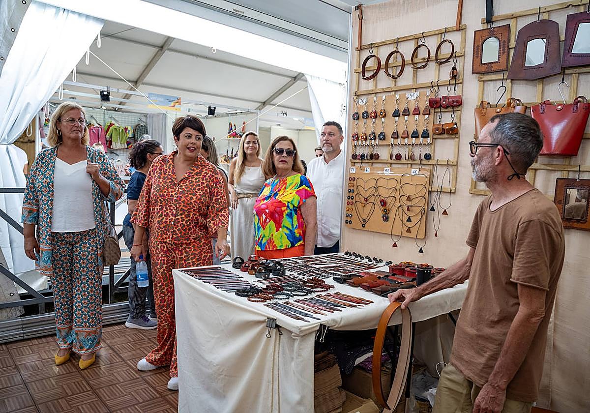 Un momento de la visita a la feria de la consejera del Cabildo y de varias concejalas y concejales de San Bartolomé de Tirajana.