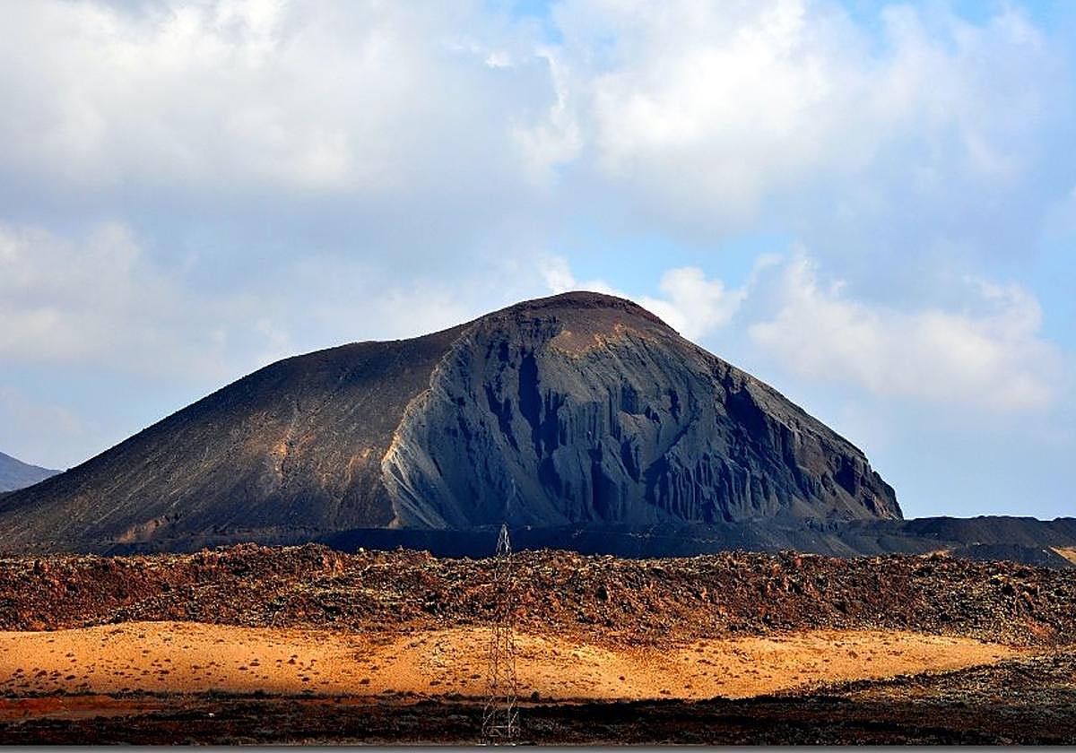 La Caldera de Liria, en el municipio de Tuineje, «desmantelada» según la Fiscalía por las extracciones iniciadas en 1982.