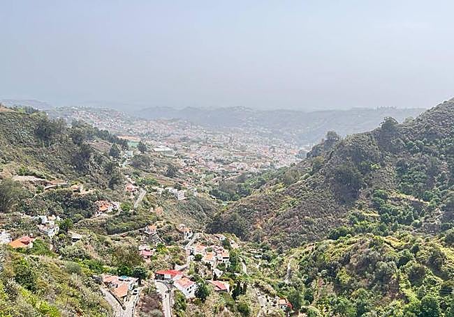 La calima presente en altura oculta el sol pero acentúa el sofoco.