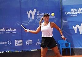 La gallega Jessica Bouzas golpea la bola durante el encuentro ante Lamens.