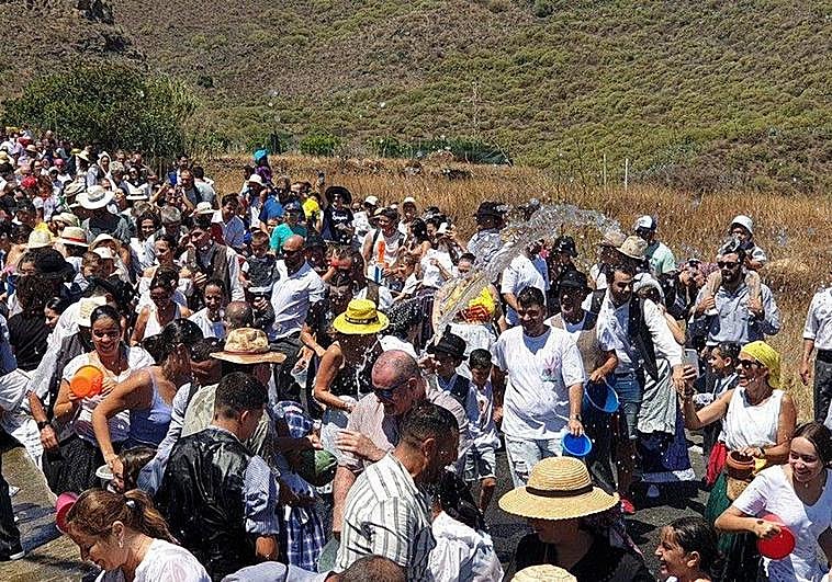 Cita en Lomo Magullo para la Traída del Agua: a las 12 y con indumentaria típica canaria
