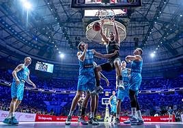 Santi Aldama machaca ante Eslovenia.