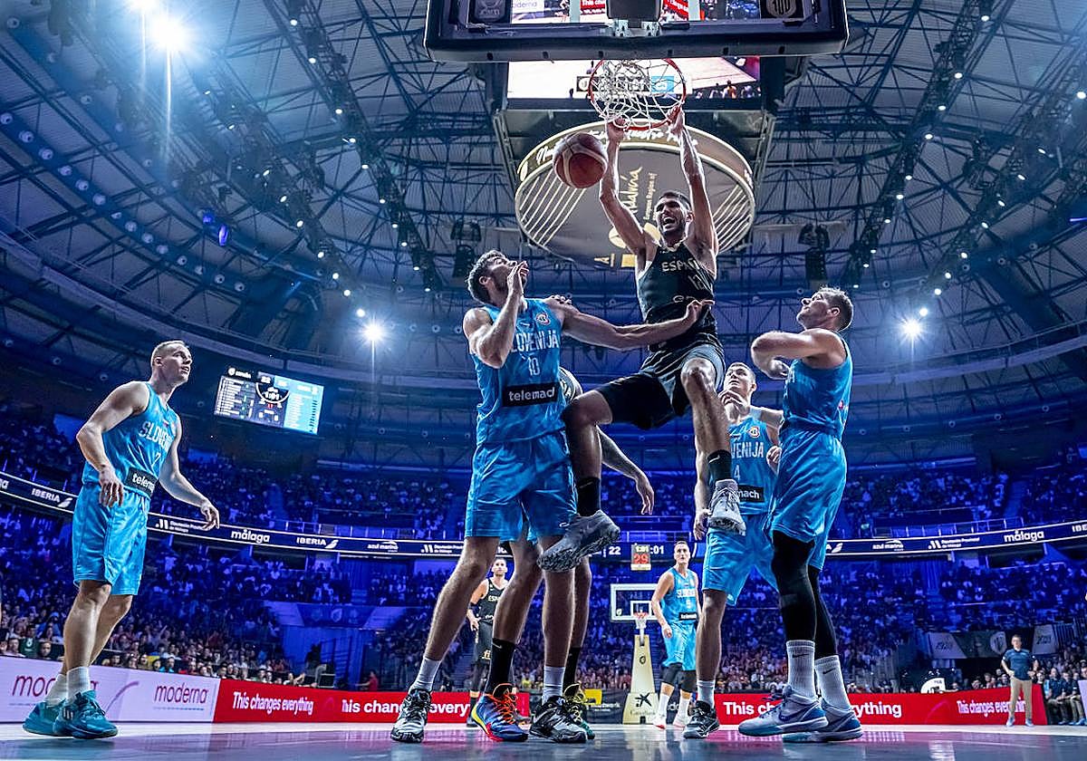 Santi Aldama machaca ante Eslovenia.