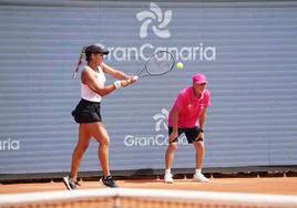 Jéssica Bouzas y Julia Grabher pugnan por el cetro del ITF W100 DISA Gran Canaria