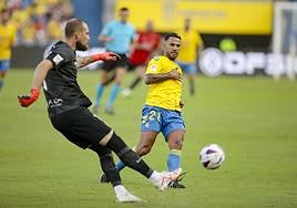 Viera, en labores de presión al portero del Mallorca Rajkovic.