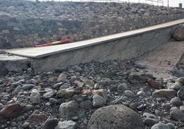 El mar ha dejado al desnudo la rampa por la bajan los windsurfistas.