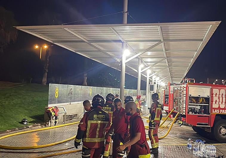 Los bomberos actuaron con celeridad ante el fuego en la estación de bombeo.