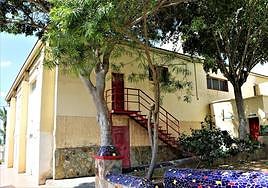 Así luce el exterior del terrero de Las Huesas.