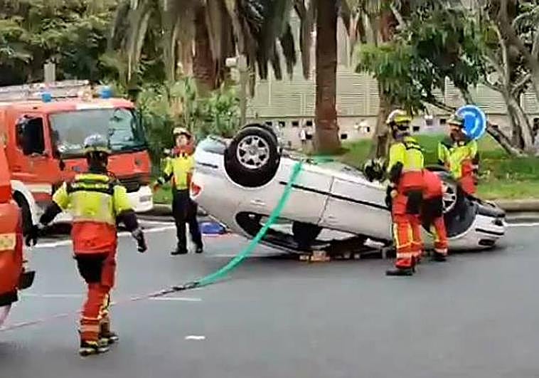 Imagen del vehículo que volcó en la rotonda de Santa Luisa de Marillac, en la capital grancanaria.