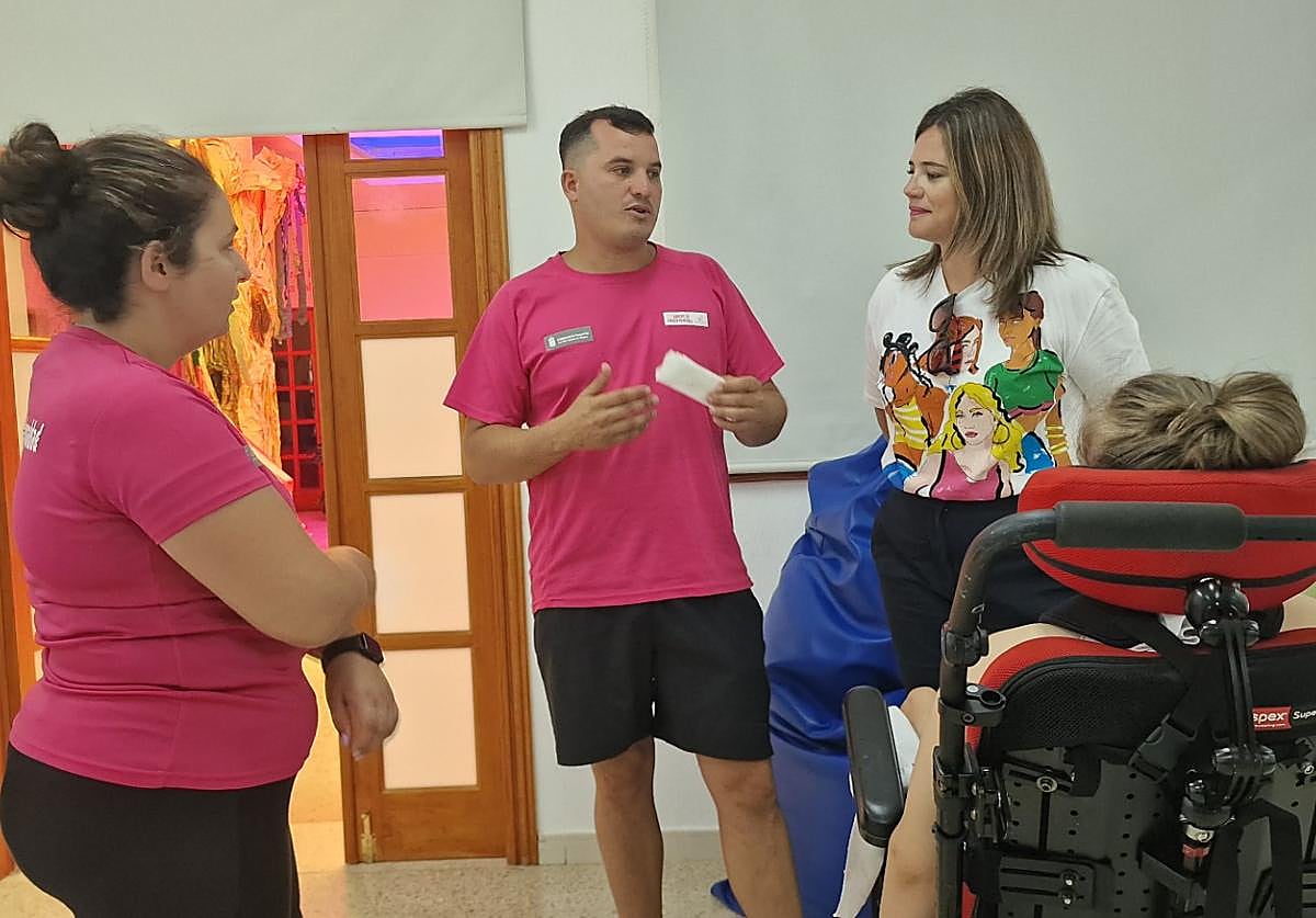 Nuria Cabrera, consejera de Fomento del Empleo, con los participantes del plan de empelo El Cabildo apuesta por la Igualdad.