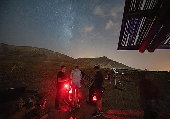 Más de 600 personas disfrutaron de la lluvia de estrellas fugaces en La Antigua (Fuerteventura),