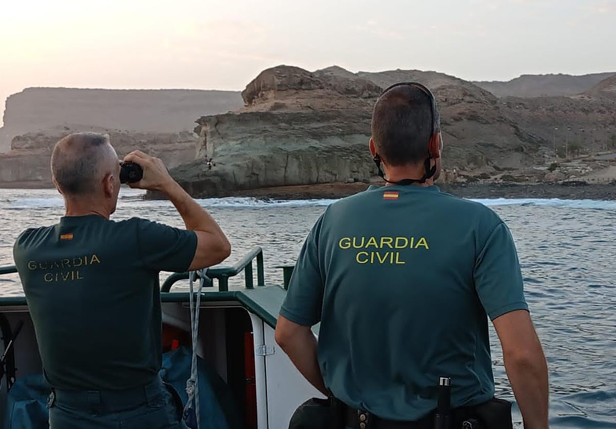 La patrullera Río Tambre de la Guardia Civil se personó en el lugar comprobando como los niños llevaban una hora en el agua intentando salir.