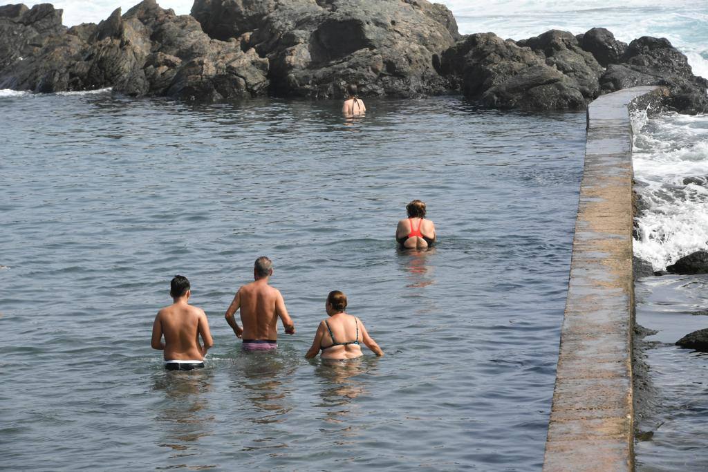 Los canarios pasan el puente de agosto en la playa