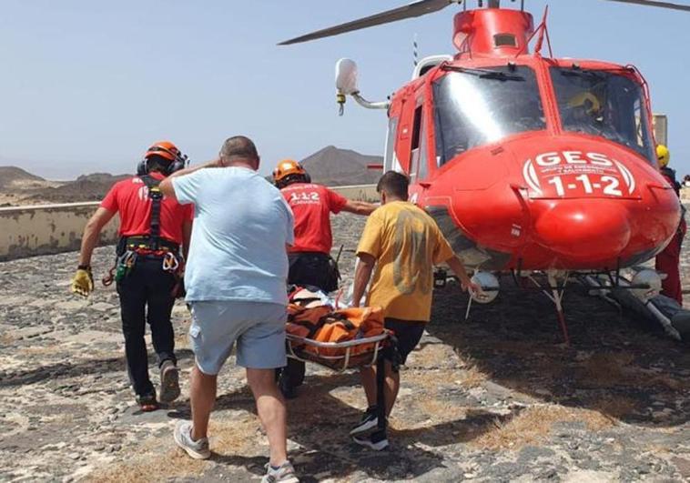 Un helicóptero rescata a una mujer herida tras sufrir una caída en la Isla de Lobos
