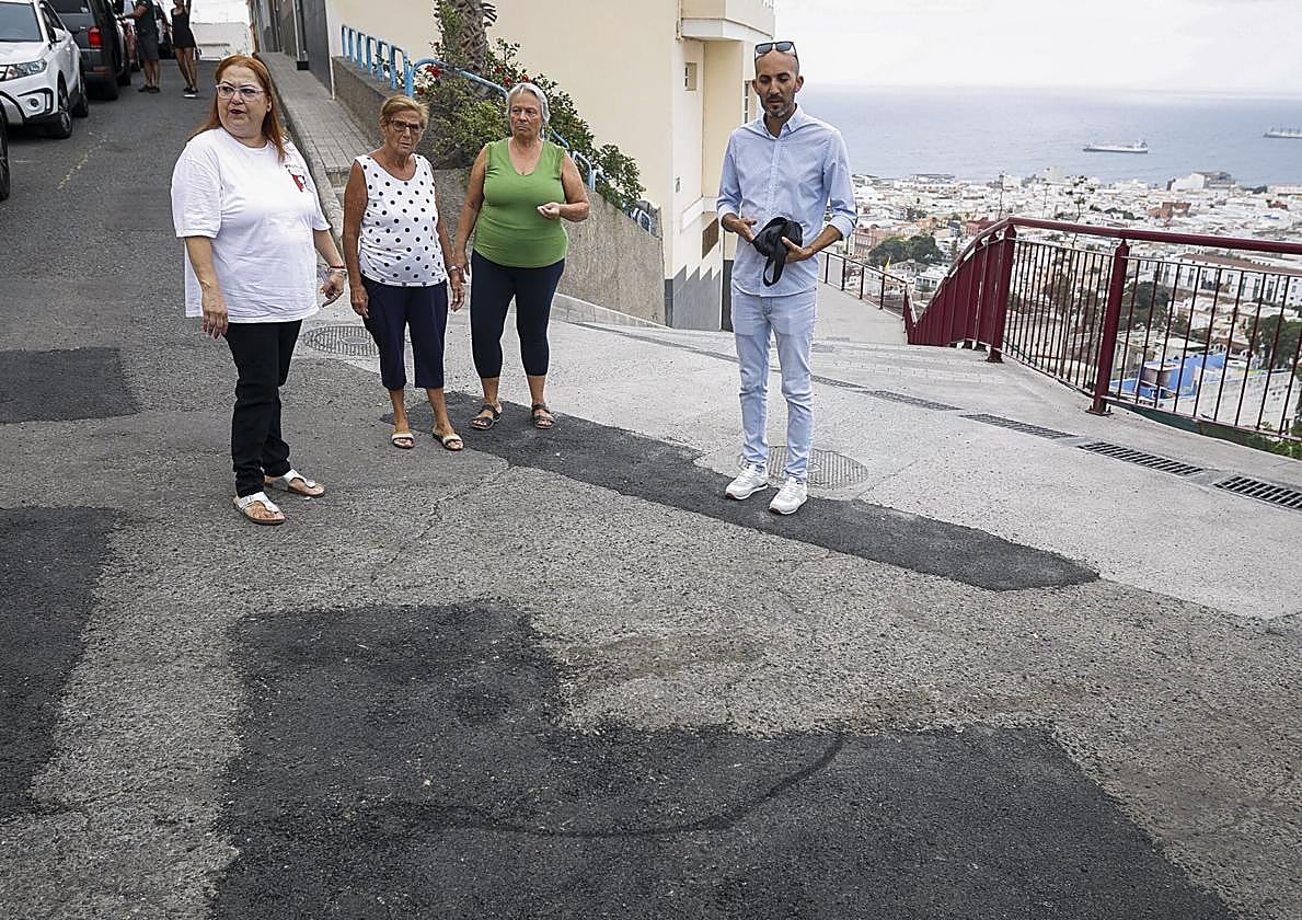 Los vecinos en Mulhacén, con diferentes zonas parcheadas.