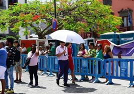 Una pareja utiliza un paraguas para combatir el calor reinante este martes.