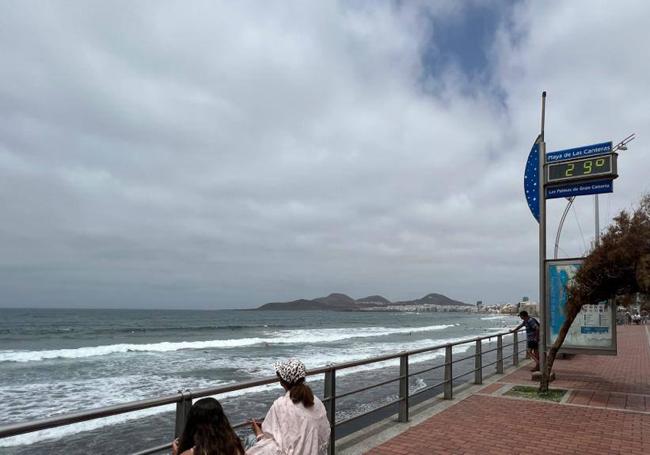 El termómetro registrada este martes 29 grados en La Canteras al mediodía.