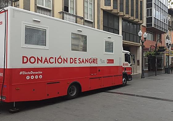 Imagen de archivo de una unidad móvil de donación de sangre en la capital grancanaria.