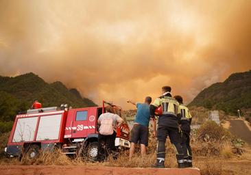 El incendio de Arafo afecta ya a 800 hectáreas y se producen nuevas evacuaciones