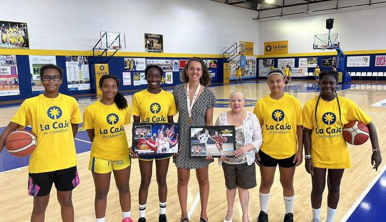 El SPAR Gran Canaria tributa un homenaje a las dos medallistas del Eurobasket U20 de Lituania