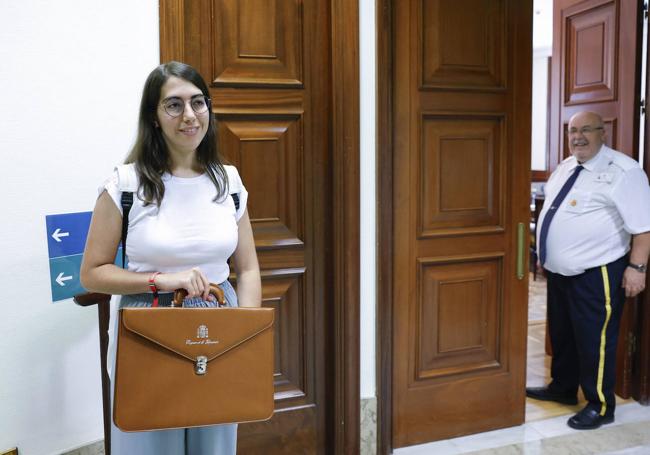 Ada Santana, en el momento en que recogó su acta de diputada.
