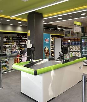 Imagen secundaria 2 - La tienda SuperDino Santa Brígida estrena nueva imagen