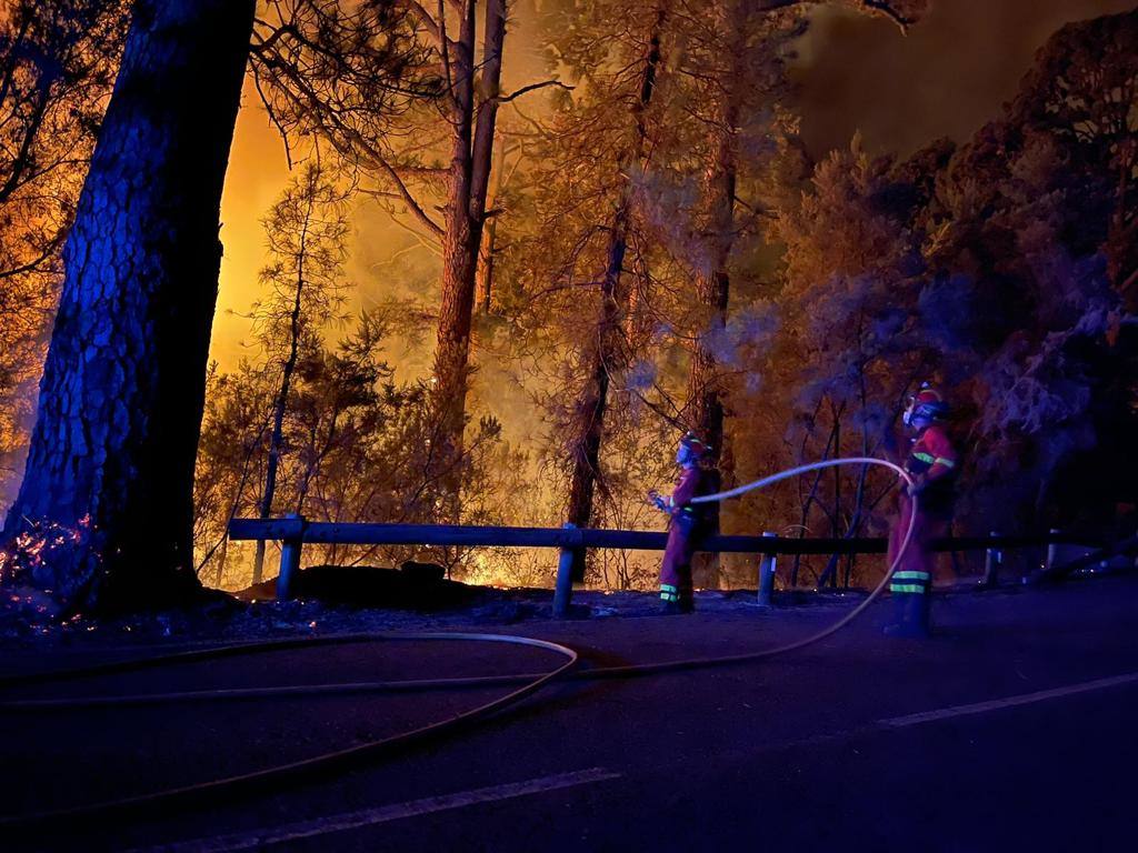 Trabajos nocturnos contra el incendio en Tenerife