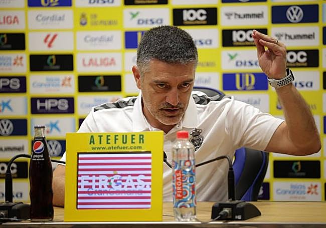 El entrenador amarillo atendiendo a los medios.