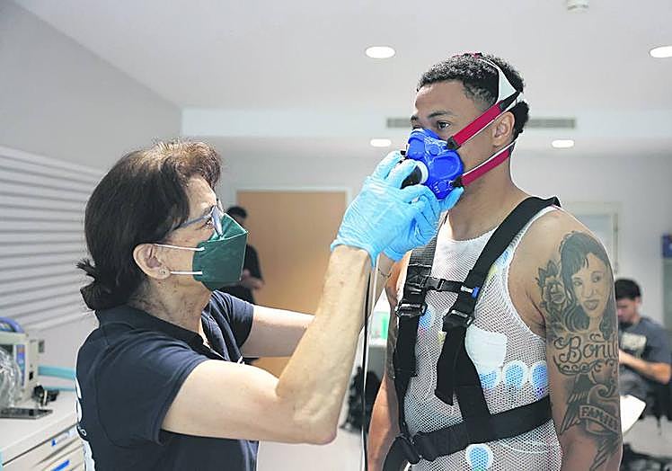 Imagen principal - 1.- AJ Slaughter, junto a la responsable de la Unidad de Medicina Deportiva de HPS, Clara Quintana. 2.- El jugador montenegrino, Jovan Kljajic, formará parte del primer equipo. 3.-John Shurna, uno de los capitanes del equipo, superó con éxito los test médicos en HPS. 