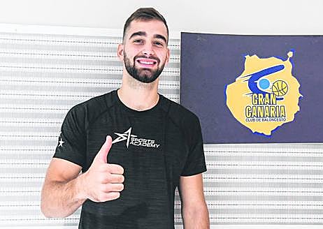 Imagen secundaria 1 - 1.- AJ Slaughter, junto a la responsable de la Unidad de Medicina Deportiva de HPS, Clara Quintana. 2.- El jugador montenegrino, Jovan Kljajic, formará parte del primer equipo. 3.-John Shurna, uno de los capitanes del equipo, superó con éxito los test médicos en HPS. 