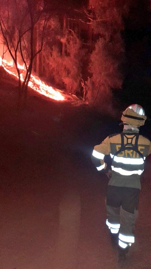 Los bomberos luchan contra un fuego voraz