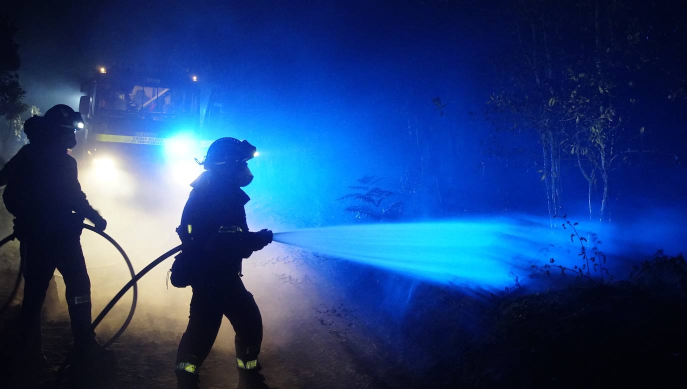 Los bomberos luchan contra un fuego voraz