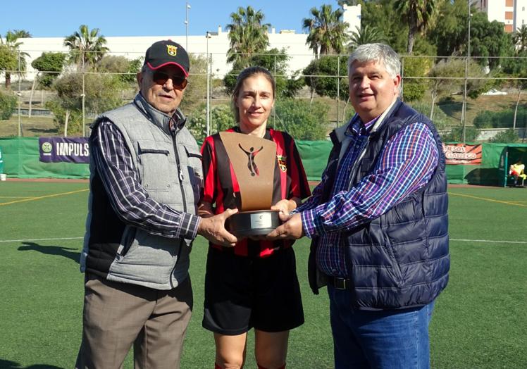 Vanessa Quintana, junto con el presidente del Unión Viera, Juan Francisco Ramos -izquierda-, y el presidente de la Federación Interinsular de Fútbol de Las Palmas, José Juan Arencibia.