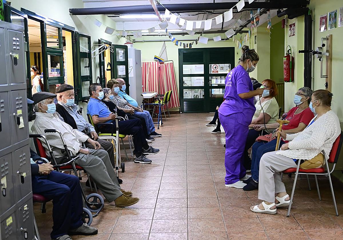 Dieciséis mayores acuden a diario, de lunes a viernes, al centro de día.