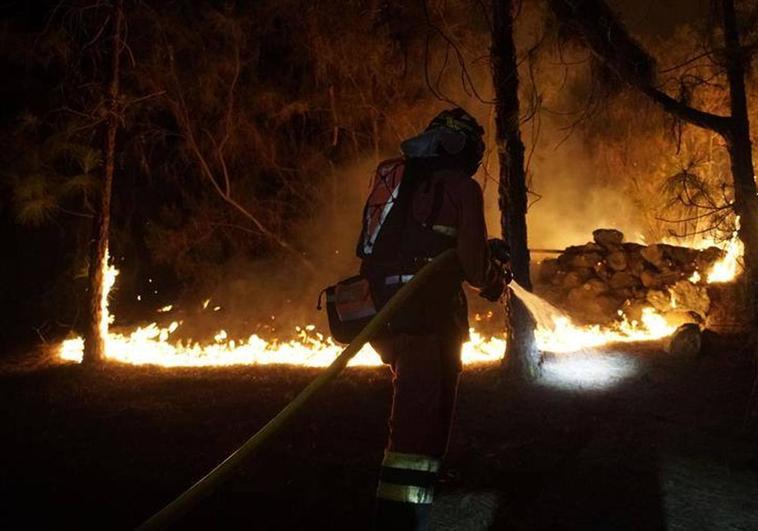 Los bomberos luchan contra un fuego voraz
