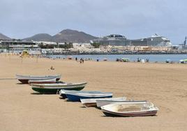 Vista de la playa de Las Alcaravaneras, en la capital, durante este viernes.