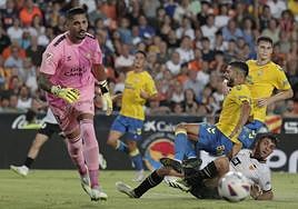 Valles, el mejor de la UD, observa uno de los múltiples balones que pasaron por sus dominios.