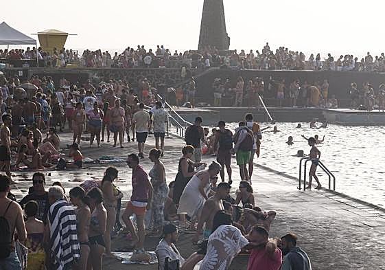 Imagen de la concurrida zona de baño de Bajamar, en la localidad tinerfeña de La Laguna, durante la última ola de calor.