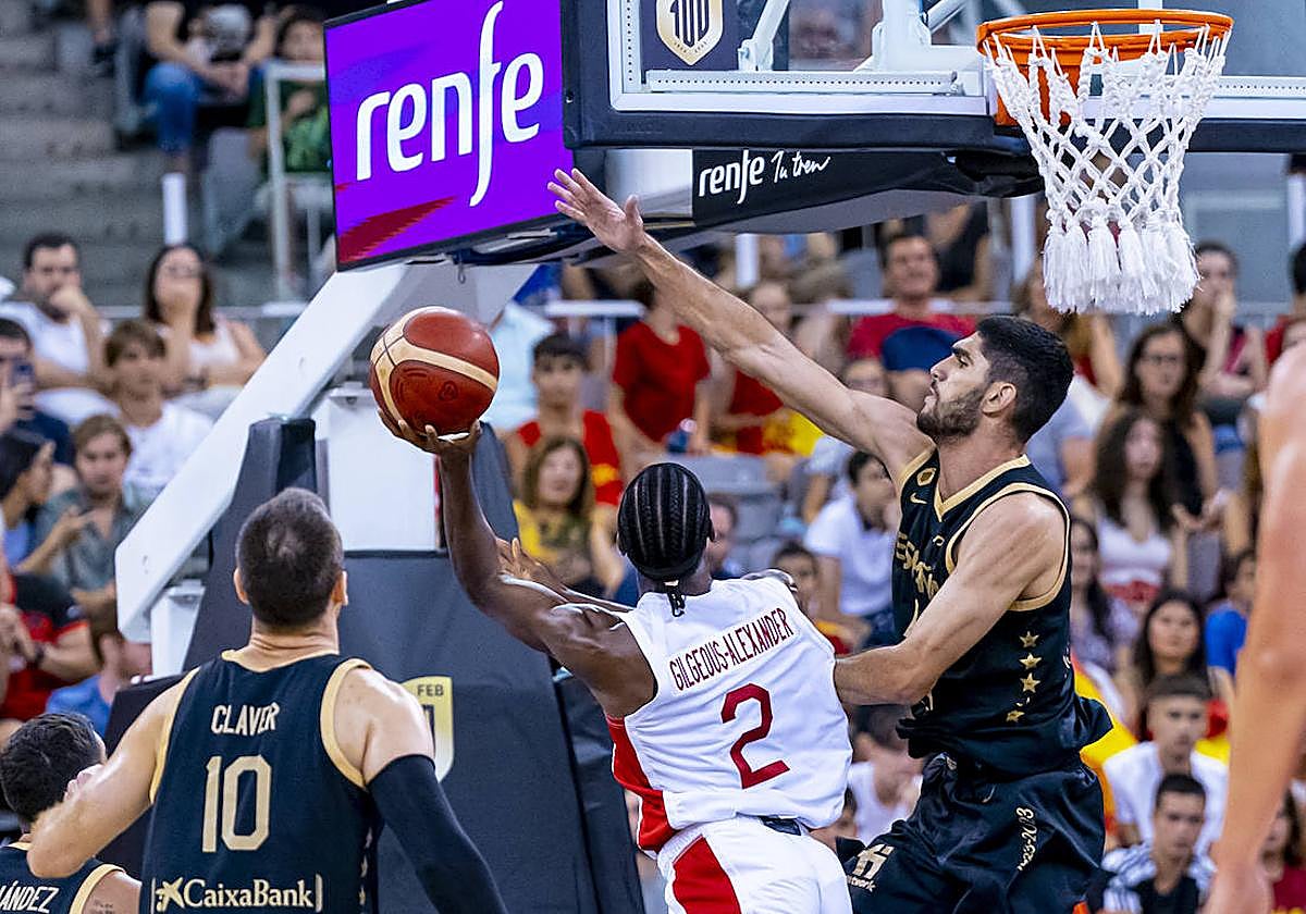 Aldama tapona a un jugador canadiense.