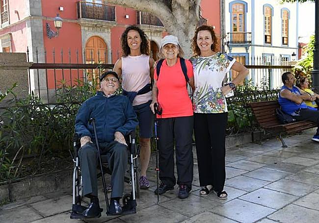 Ángela, junto a su marido, Clemente, y dos de sus hijas, Edith y Linde.