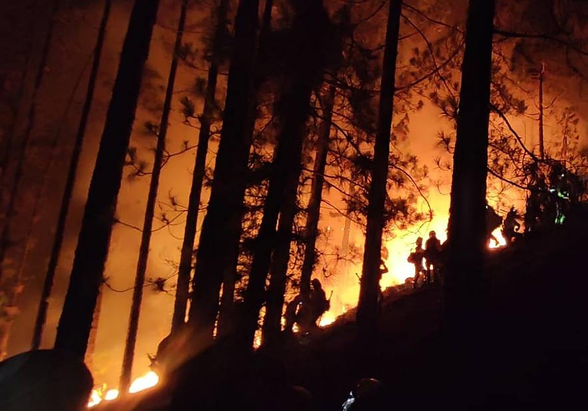 Sigue la lucha contra el &#039;infierno&#039; desatado en Tenerife