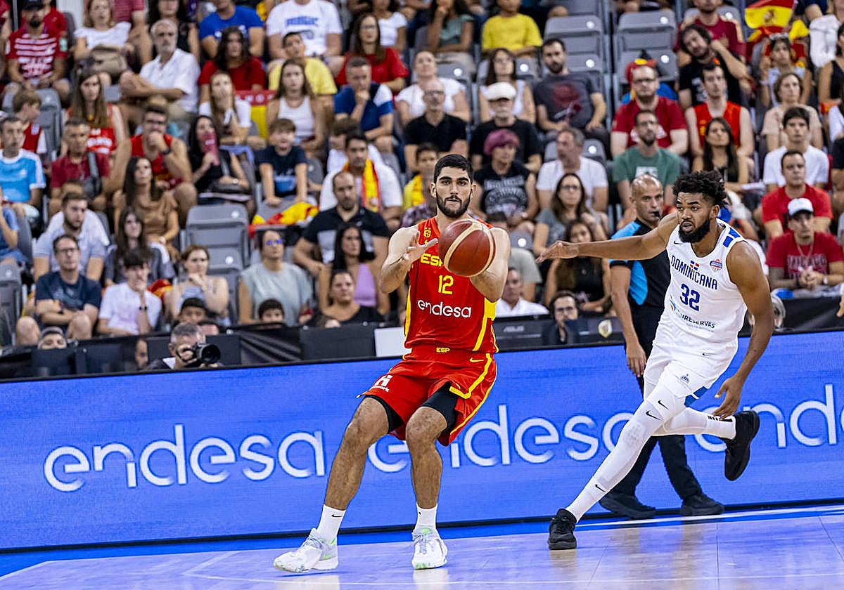 Santi Aldama recibe el balón en epartido ante Dominicana.