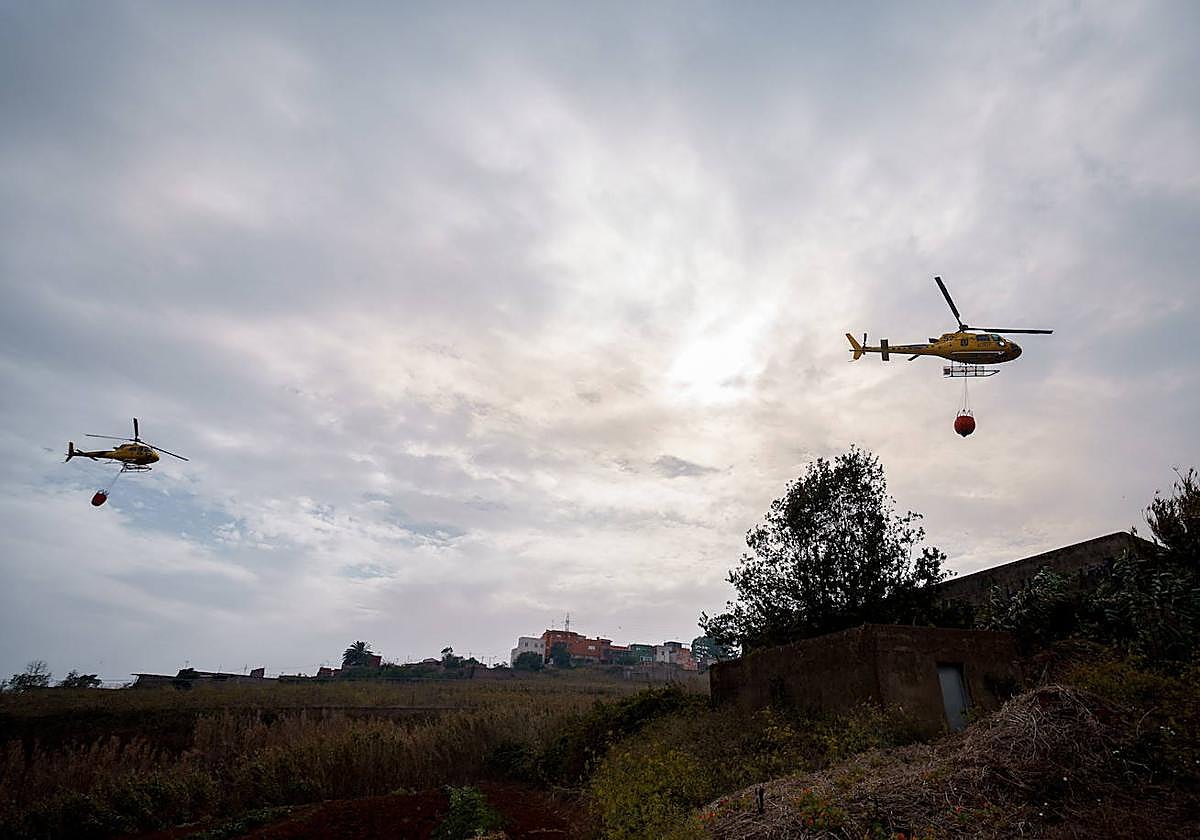 Dos helicópteros sobrevuelan un foco situado en El Ravelo, en el municipio de El Sauzal, una de las zonas afectadas por el incendio forestal declarado el pasado martes en Tenerife.