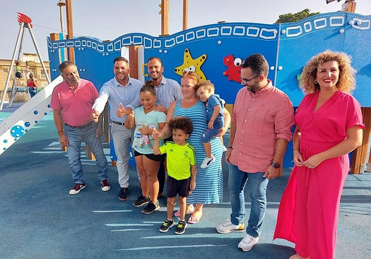 Autoridades y menores en el estreno del parque de Argana Alta, el pasado fin de semana.