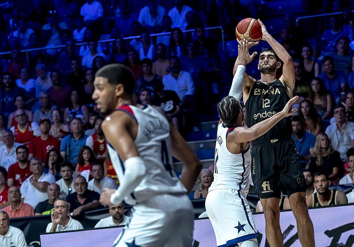 Santi Aldama lanza ante Estados Unidos.