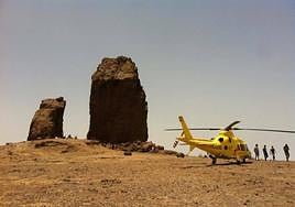 Imagen de archivo de un helicóptero en la explanada del Roque Nublo.