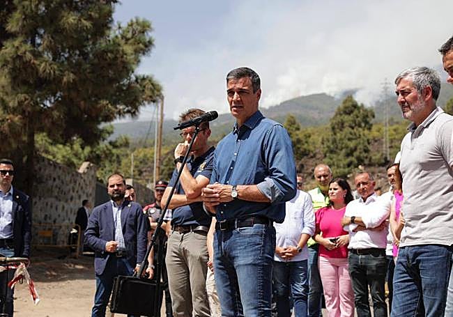 Sánchez compareció ante los medios junto al presidente de Canarias, Fernando Clavijo, y la presidenta del Cabildo de Tenerife, Rosa Dávila.