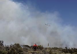 Un helicóptero trabaja en la extinción del incendio forestal en los altos de Güímar.
