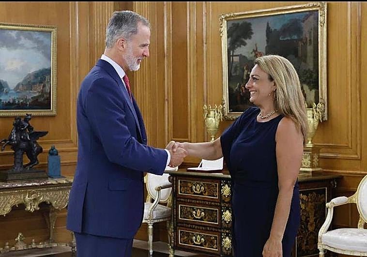 Felipe VI recibe a la diputada del Congreso por CC, Cristina Valido.